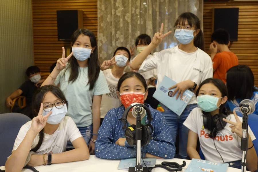 高雄市樂群國小第4組錄音同學在錄音室合照