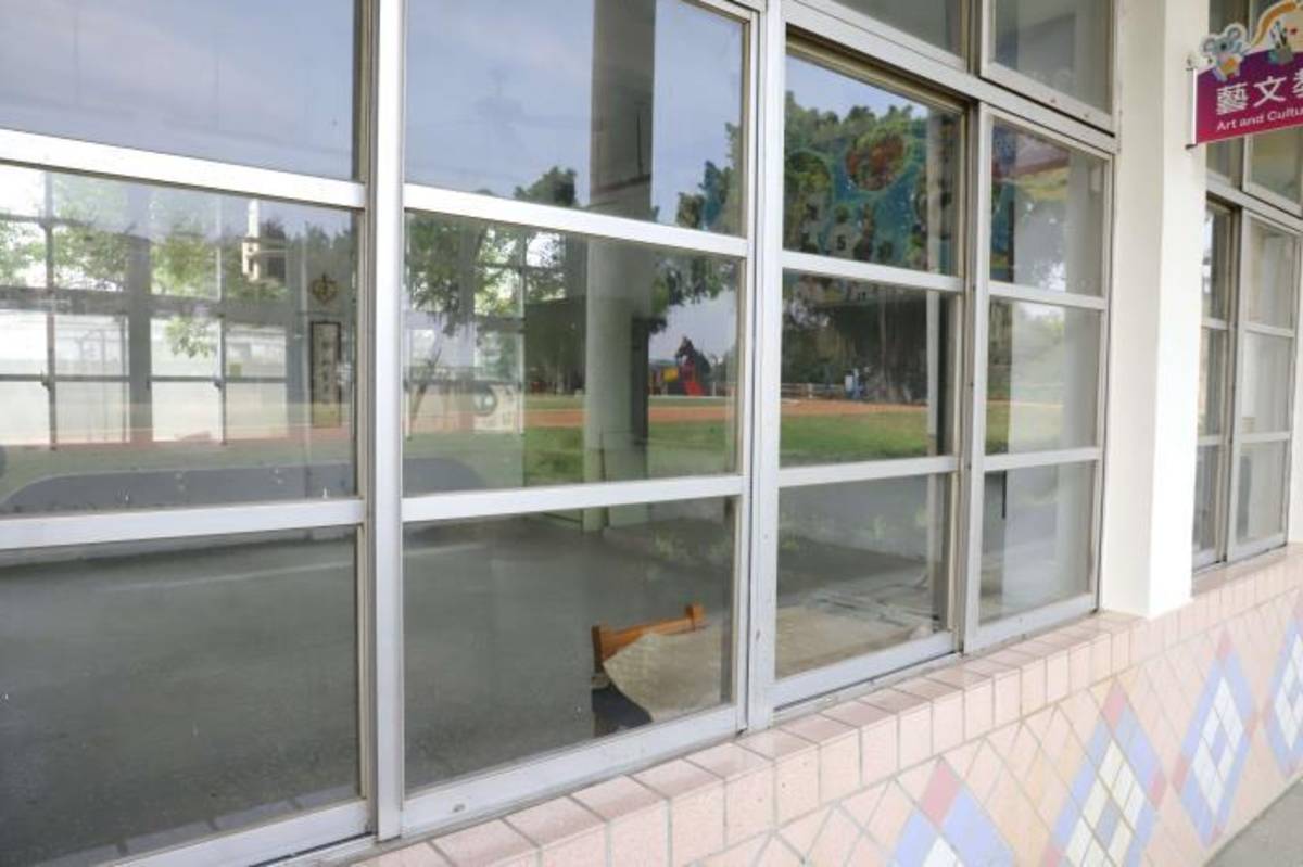 僑和國小南棟大樓緊鄰臺一線，因校舍老舊，部分窗框鬆脫易有噪音問題。
