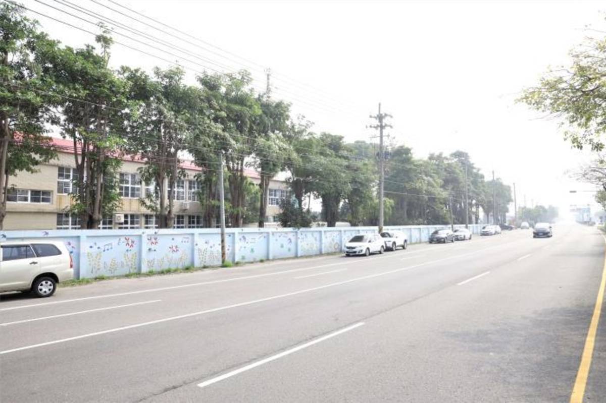 僑和國小南棟大樓緊臨臺一線，車流量大，學生上課易受噪音影響。