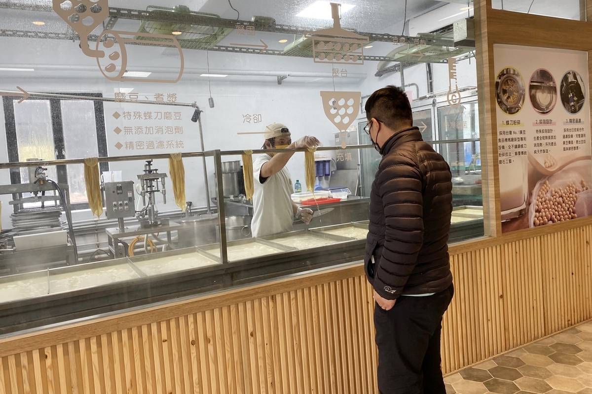  池上鄉農會將舊穀倉修建成黃豆主題餐廳，店內的大片透明玻璃窗，可讓消費者清楚看到自己吃下肚的東西如何製作。