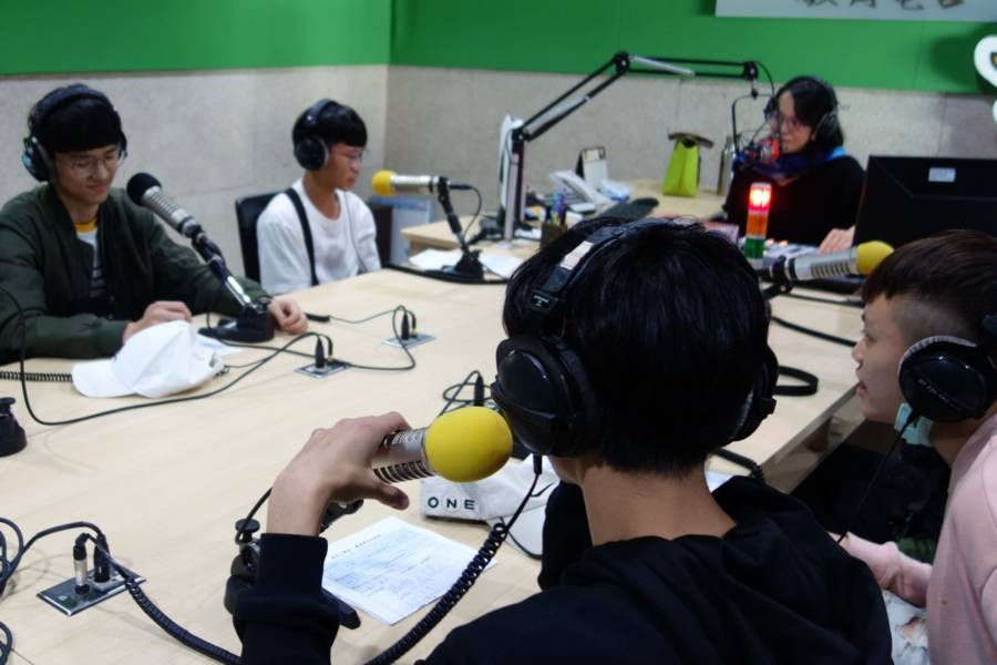 同學進入錄音室進行錄音體驗