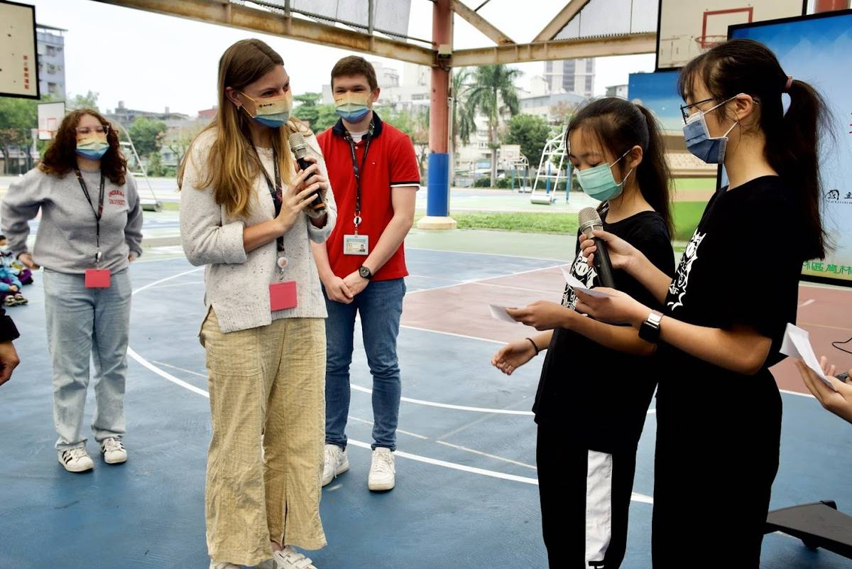 4位美國大學生完成臺灣防疫規範後，到育林國小進行相見歡儀式