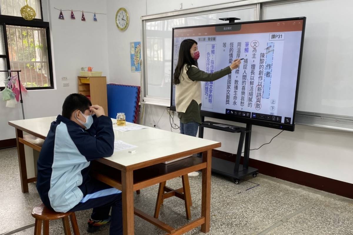 苗栗國中特教班教師運用大尺寸螢幕觸控顯示器上課情形