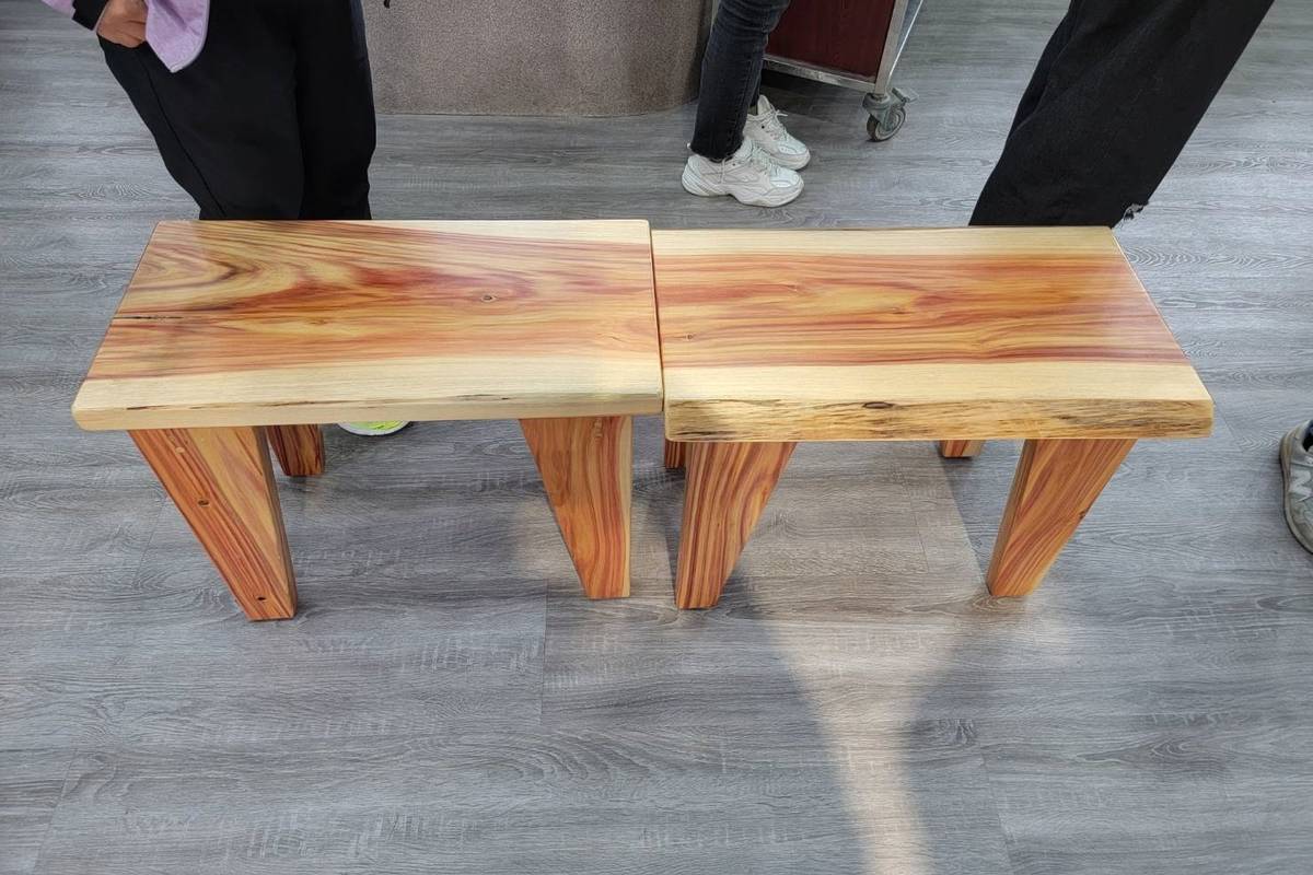 2張精緻的木製邊桌由豐榮國小木工社學生親手打造，並由縣長饒慶鈴及臺東市長張國洲認購，支持學生們自主發起的愛心義賣活動。