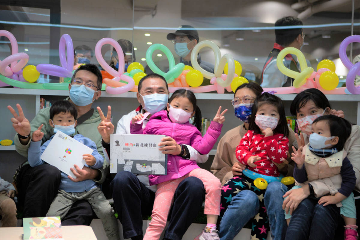 新北市長侯友宜在兒童室與閱讀的親子快樂互動 (新北市圖提供)