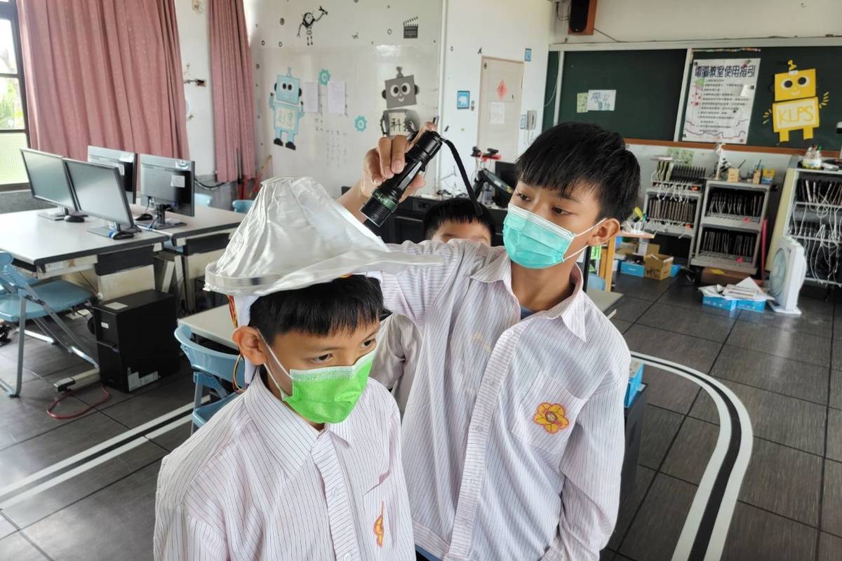臺東康樂國小學童設計「自動遮陽帽」，能夠偵測光源，自動旋轉帽沿。