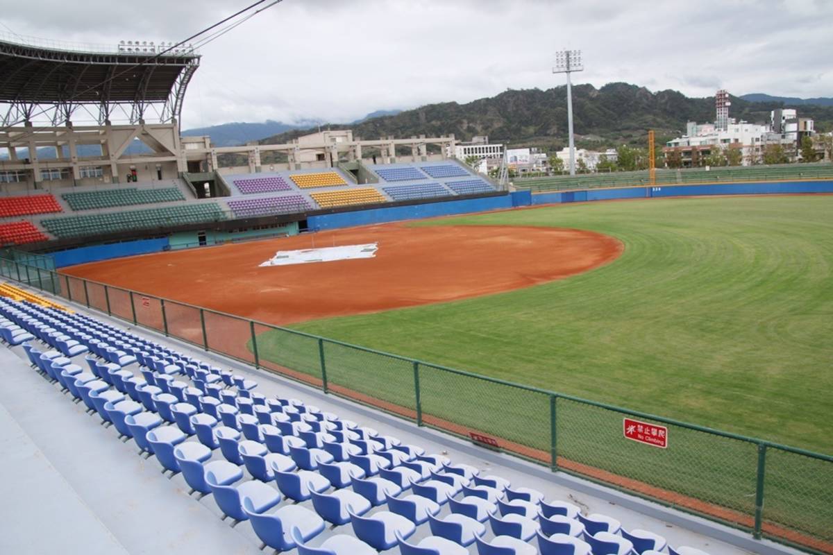 中華職棒相隔14年將再次踏上臺東棒球場，球團回饋4000張內野票券授權縣府分配，其中760張票券將優先分配縣內25所學校的基層棒球隊師生。
