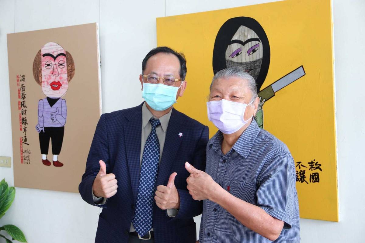 東基癌症中心副院長鄭鴻鈞(左)與藝術家梁奕焚合影。