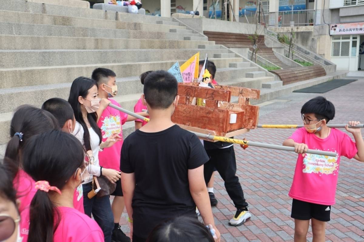 野柳國小學生共同以海廢料製作神轎進行體驗 (新北市教育局提供)