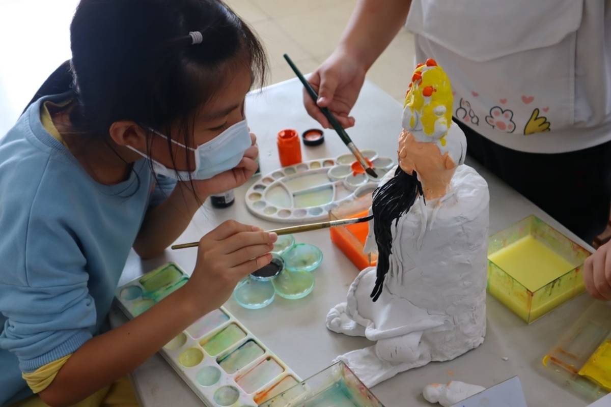 野柳國小學生製作雕像並進行彩繪  (新北市教育局提供)