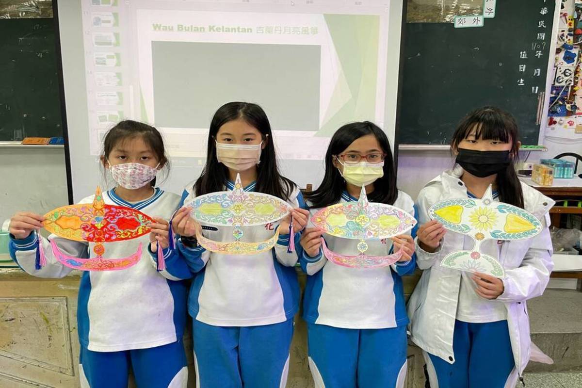 興化國小學生展示自製馬來西亞風箏吉蘭丹風箏吊飾作品 (新北市教育局提供)