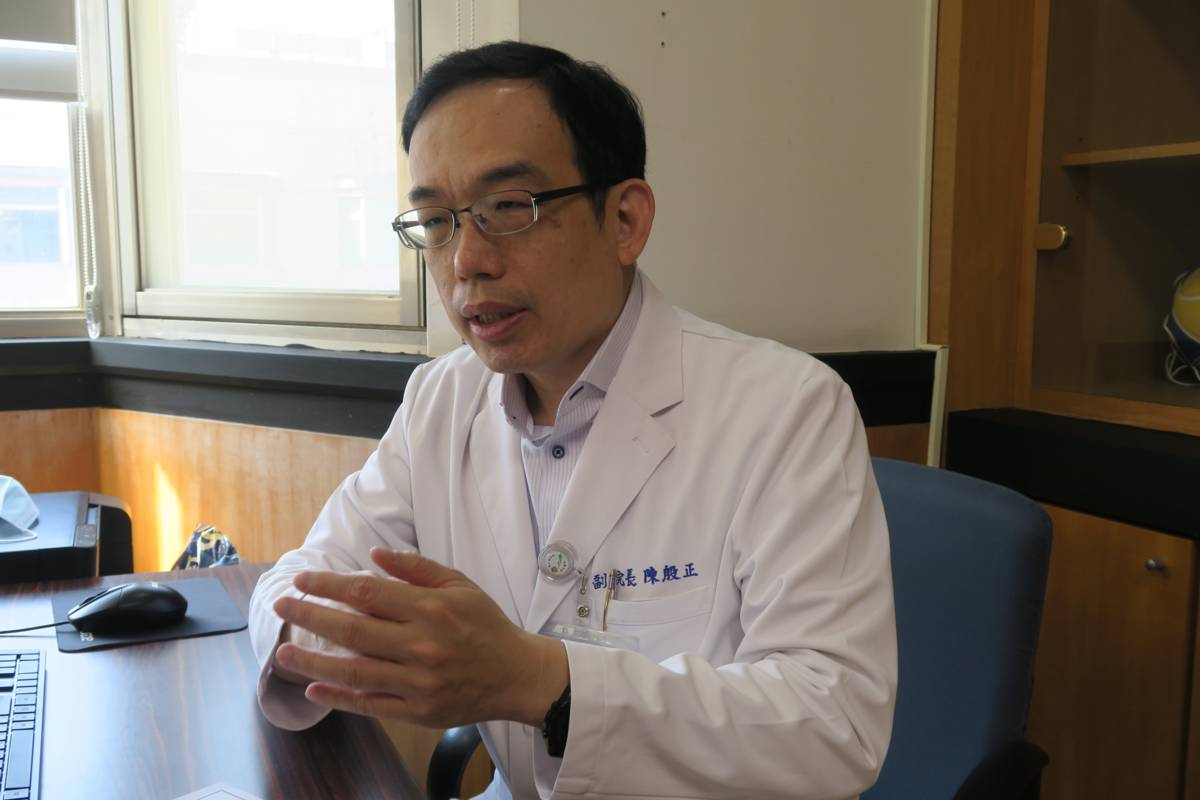 彰化醫院副院長陳殷正提醒民眾新冠肺炎疫苗還是利多於弊鼓勵施打（圖片來源：彰化醫院提供）
