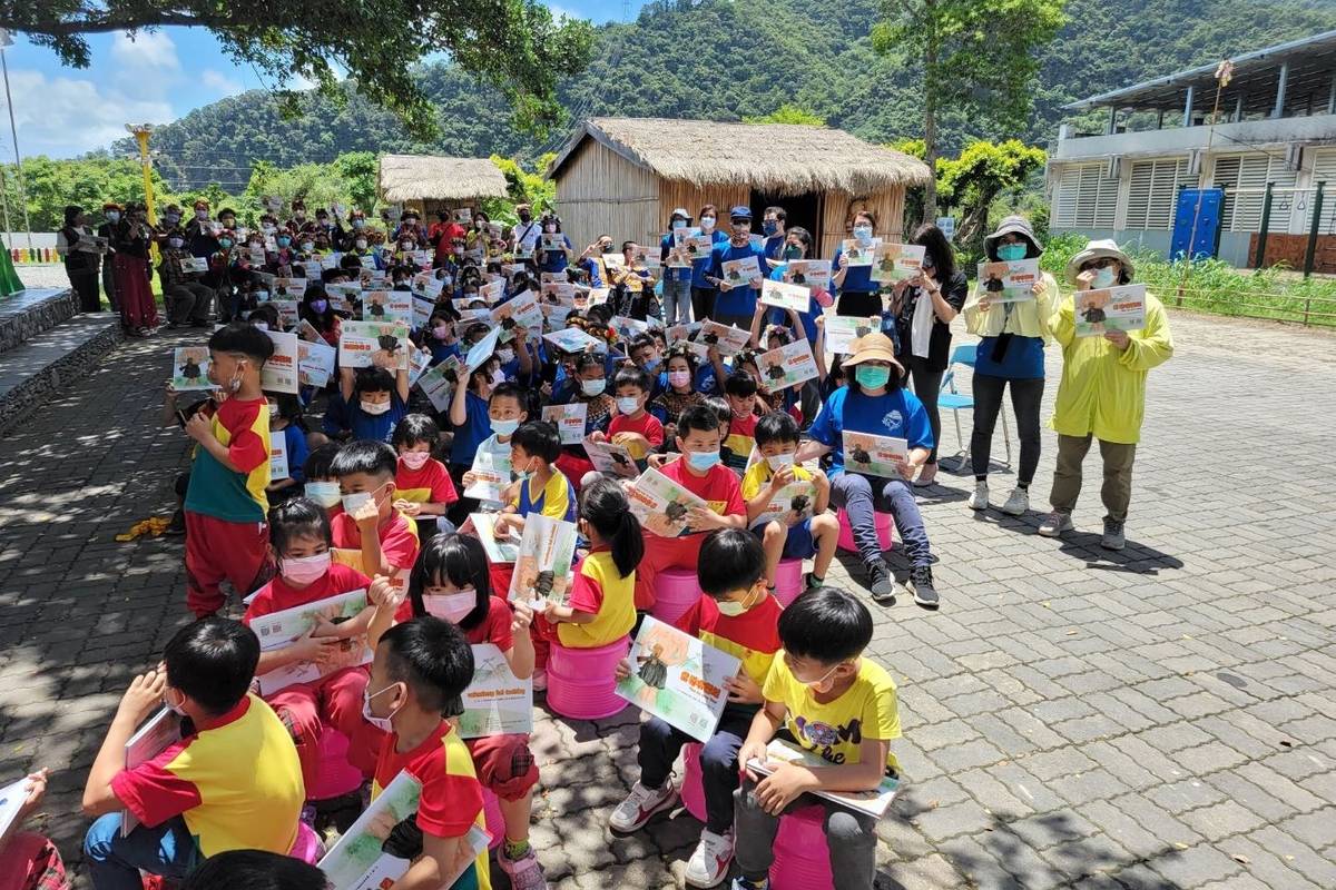 達魯瑪克民族實驗小學師生共同創作，完成臺東縣第一本防災教育繪本《當導令響起》。