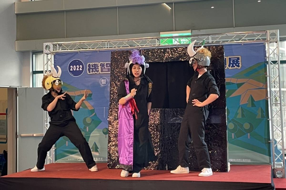 農委會水土保持局即日(3日)起到10月2號在國立臺灣科學教育館舉辦「機智水保酷學堂互動巡迴展」，展覽也結合親子水保戲劇，讓大人小孩都了解守護環境的重要。