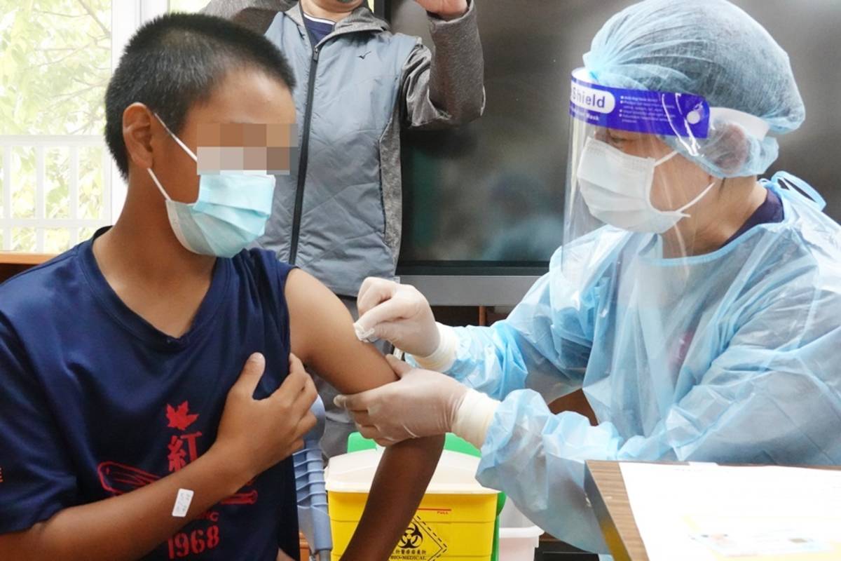 臺東縣國小校園今(4)日起開始施打疫苗，首站為延平鄉紅葉國小，全校46人中有39人同意施打，施打率達84.7%。