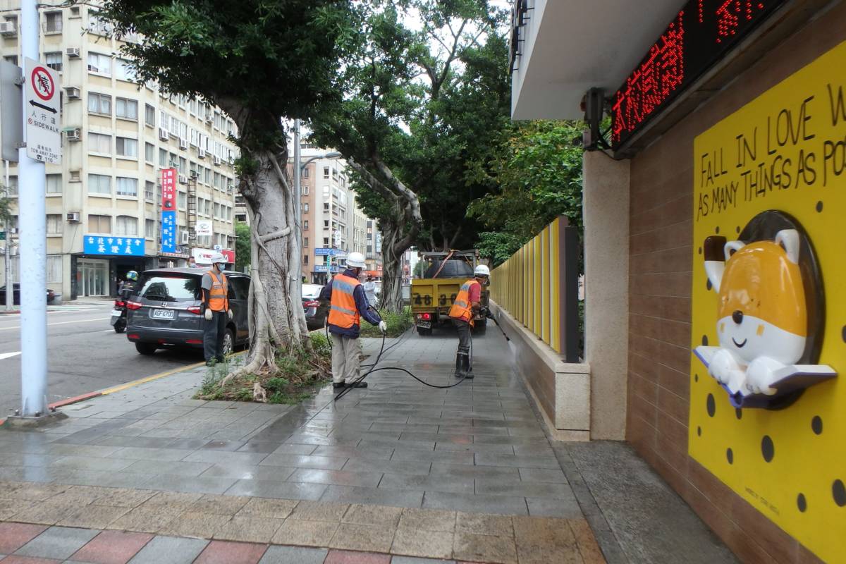 長安國小周邊部分人行道因雨濕滑 新工處養護工程隊安排清洗人行鋪面作業