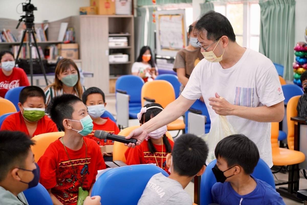 豎琴音樂家李哲音和高雄市杉林區集來國小學童問答互動