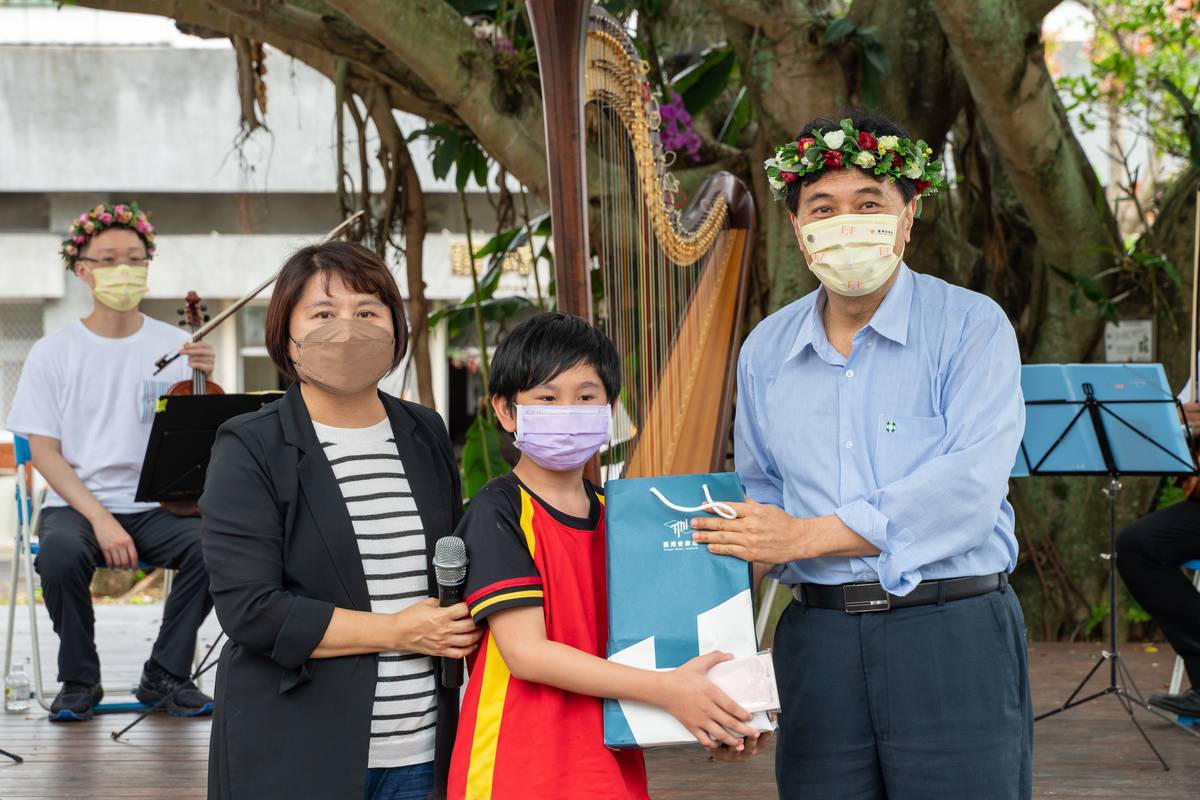 傳藝中心副主任鄒求強致贈出版品予臺東縣卑南鄉達魯瑪克實驗國小師生