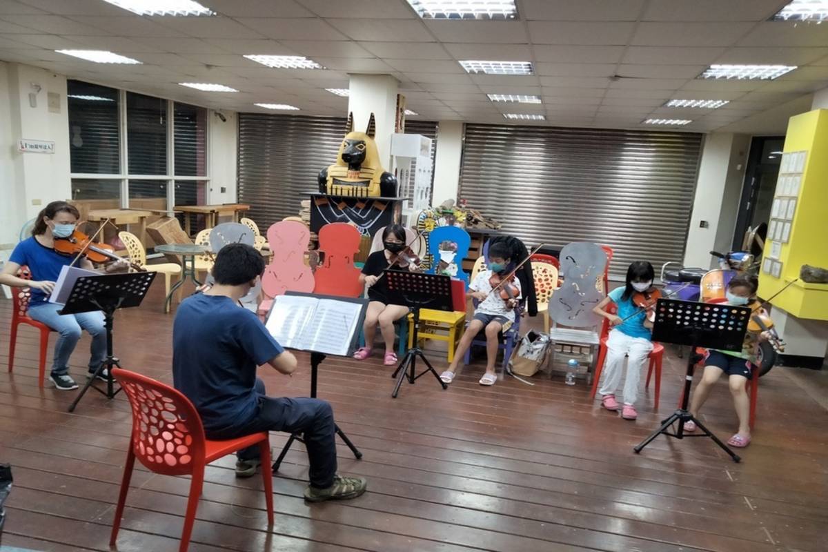 漂流木變小提琴計畫由臺灣公益聯盟結合大埔鄉和平社區進行音樂教育培力，以漂流木再生利用，長者製琴、孩子學琴，以音樂為介質發展社區創生與音樂學習陪伴 (主辦單位提供)