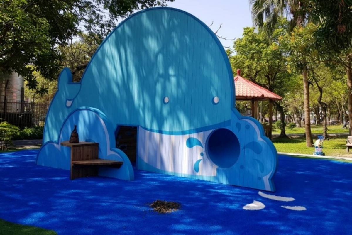 玉成公園內的共融兒童遊戲場設有鯨魚造型滑梯