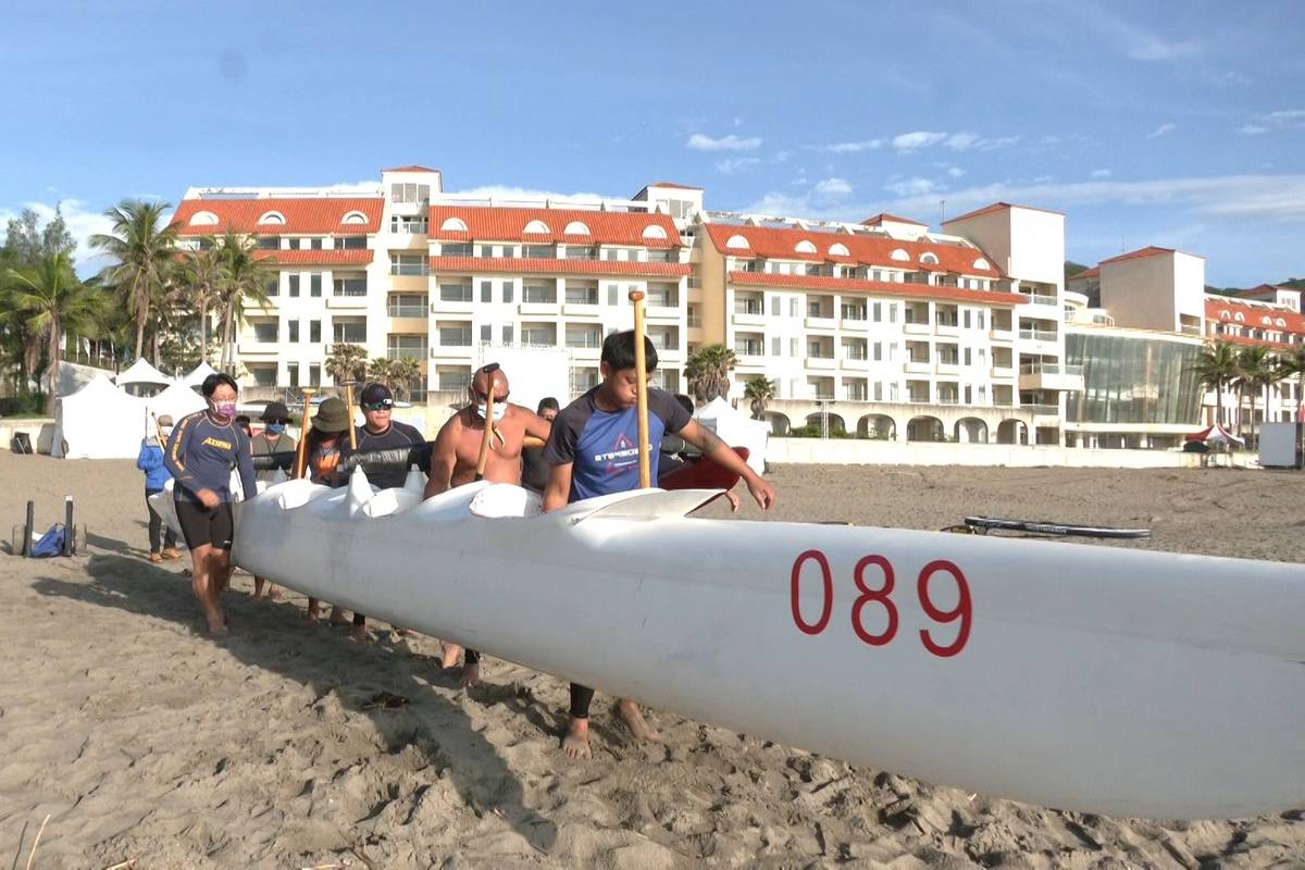 臺東縣府自夏威夷引進一艘6人座「支架大洋舟」，盼藉由划行體驗讓民眾親海、愛海，同時也促進南島文化交流。