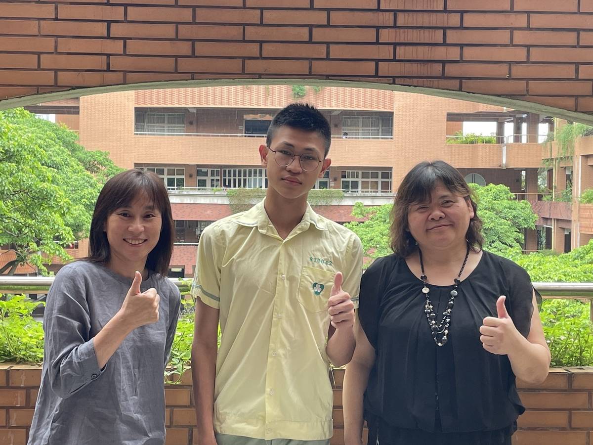 新北高中李忠豫同學(中)錄取臺大動物科學技術學系，與導師楊秀珠(右)、柯雅菱校長合影