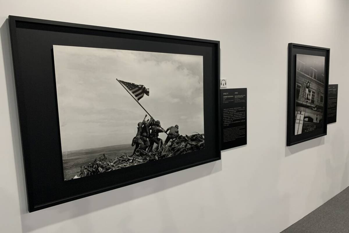 六位美軍士兵在日本硫磺島摺鉢山（Mount Suribachi）豎立美國國旗的情形，成為二戰的經典照片，也獲得當年的普立茲新聞攝影獎