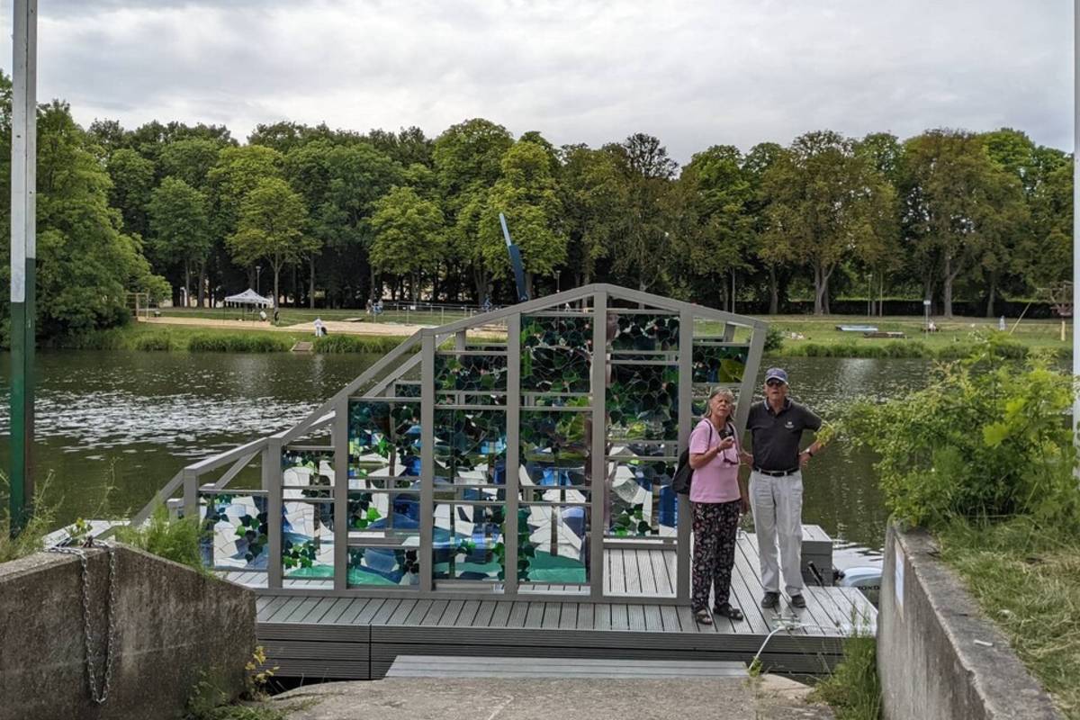 觀眾可登上張恩滿《蝸牛的漂浮系統》近距離參觀作品 (文化部提供)