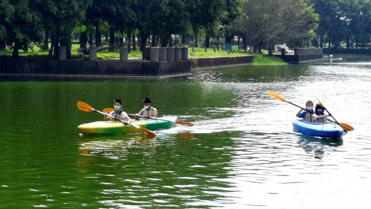 媽厝國小學生在明道大學蠡澤湖體驗獨木舟(圖片來源：明道大學提供)