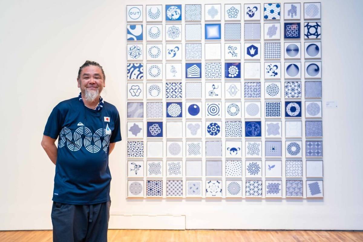 藝術家野老朝雄特別收集100張圖紋拼組成10X10的展品 (文總提供)