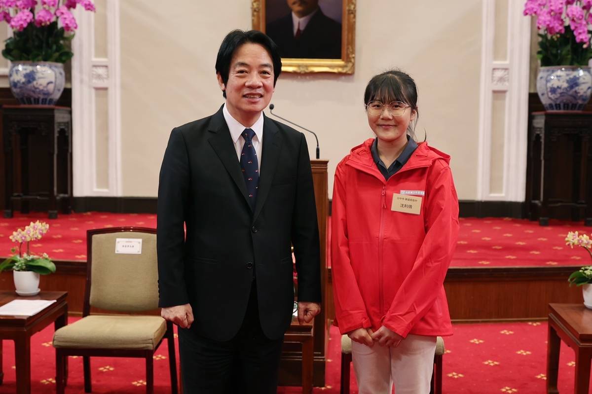 賴清德副總統(左)與沈利倩同學合影