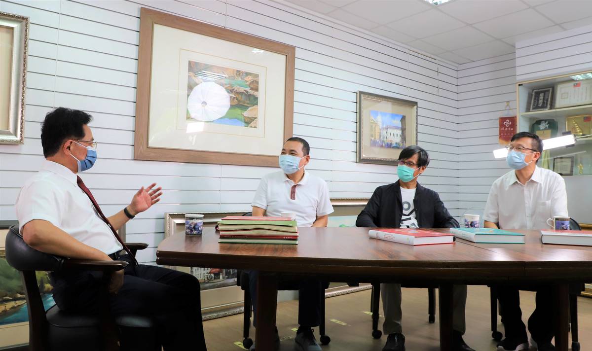 市長侯友宜(左2)走訪復興商工 偕同傑出校友黃進龍教授(右2)與校長王志誠(左1)分享教育趣事點滴