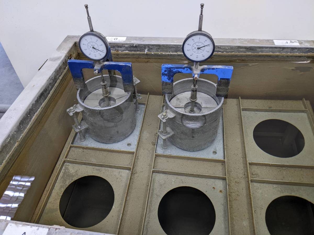 爐碴產品浸水膨脹率試驗，確保爐碴產品再利用時不再膨脹 (環保署提供)