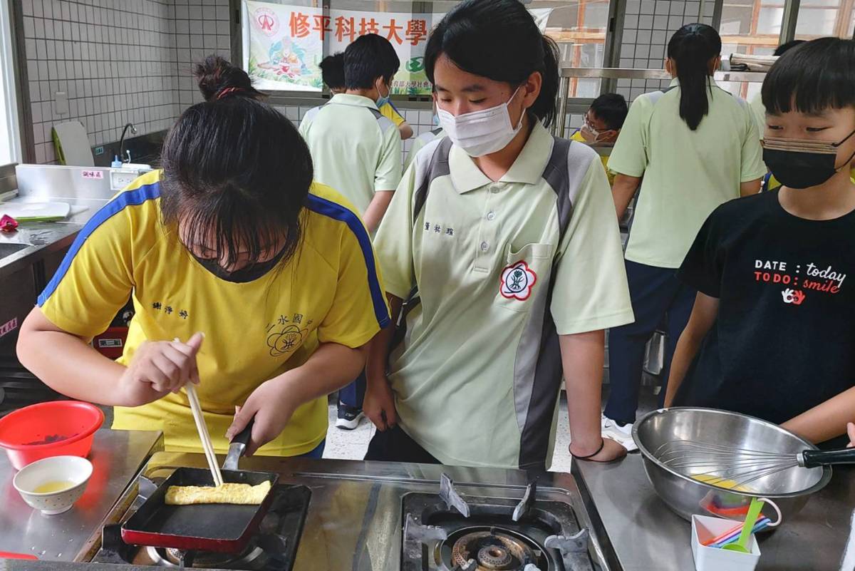 二水國中學生學習製作玉子燒並加入當地特產火龍果(圖片來源：許名勝提供)