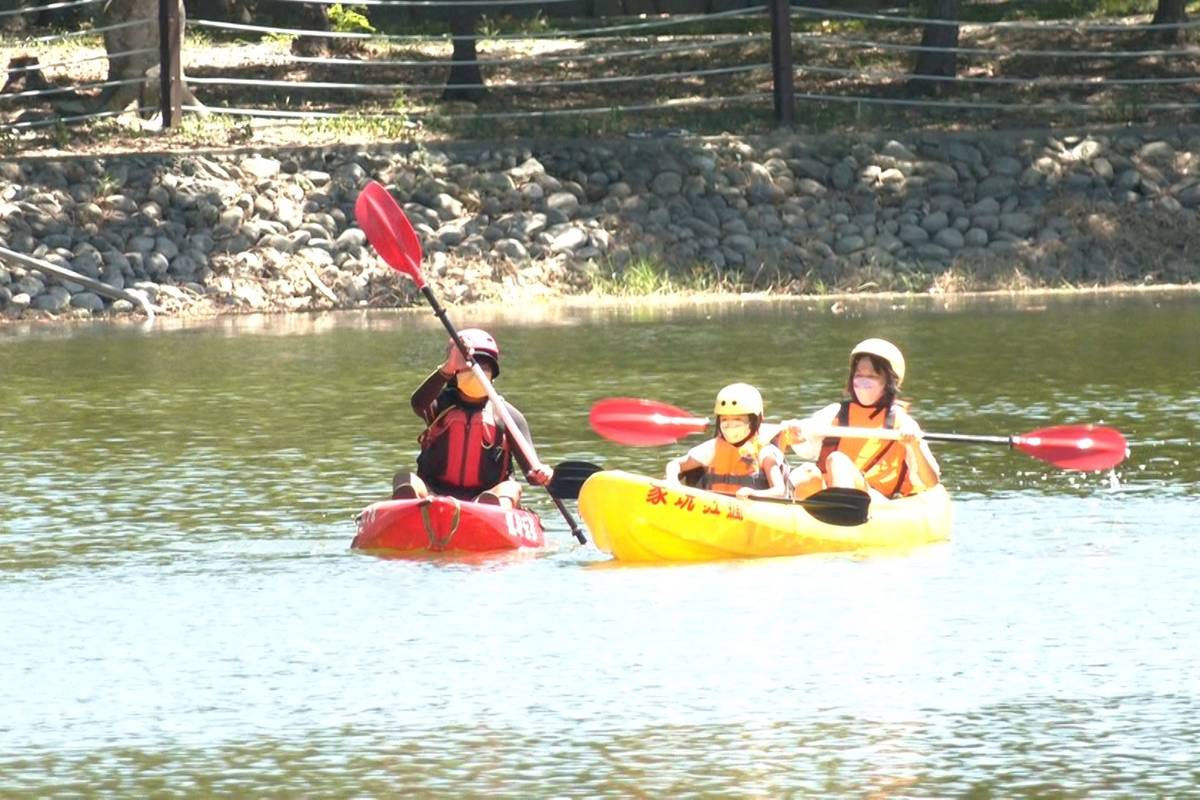 關山鎮公所在親水公園舉辦為期1個月的夏日野FUN趣活動，邀民眾一起到親水公園體驗划獨木舟、攀樹及生態探索定向運動。