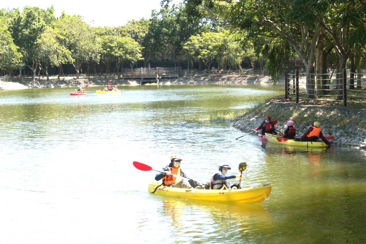 關山鎮公所在親水公園舉辦為期1個月的夏日野FUN趣活動，邀民眾一起到親水公園體驗划獨木舟、攀樹及生態探索定向運動。