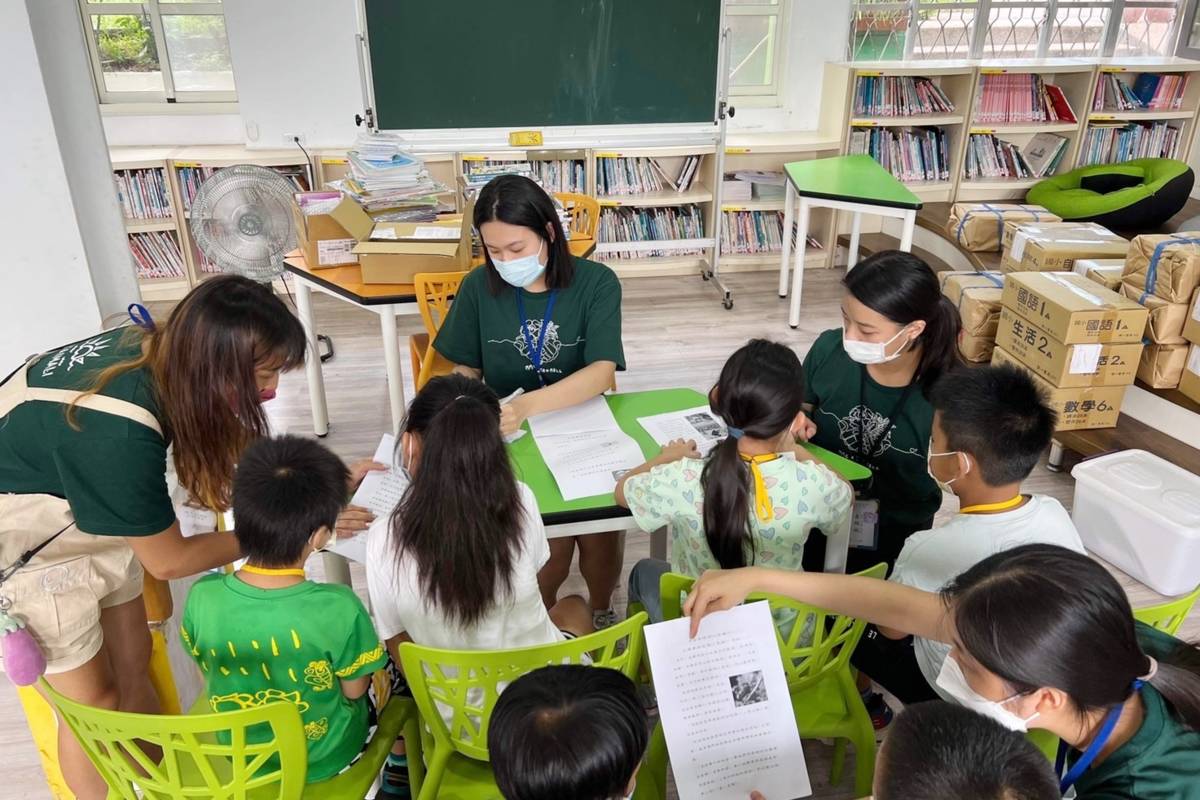 馬偕醫學院師生團隊前往臺東縣太麻里鄉大王國小舉辦「閱讀夏令營」，引導孩子們培養閱讀習慣、增進語言能力。