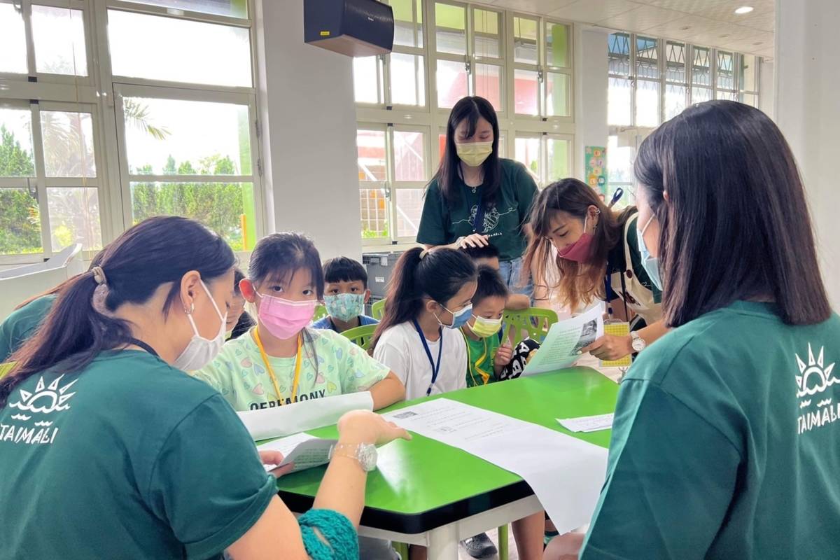 馬偕醫學院師生團隊前往臺東縣太麻里鄉大王國小舉辦「閱讀夏令營」，引導孩子們培養閱讀習慣、增進語言能力。