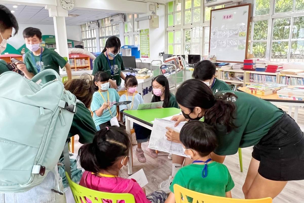 馬偕醫學院師生團隊前往臺東縣太麻里鄉大王國小舉辦「閱讀夏令營」，引導孩子們培養閱讀習慣、增進語言能力。