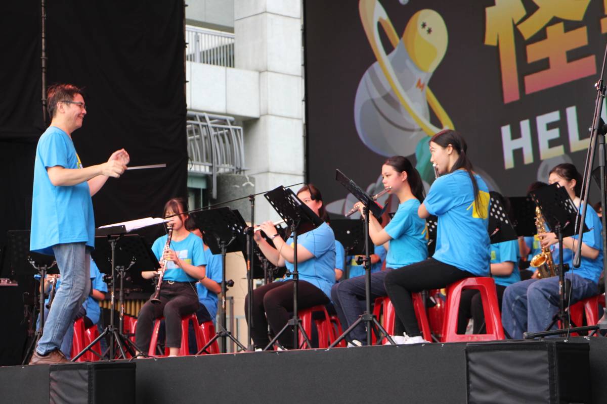 新北管樂秀活動由重慶國中管樂團以輕快活潑的「妖怪手錶」揭開序幕