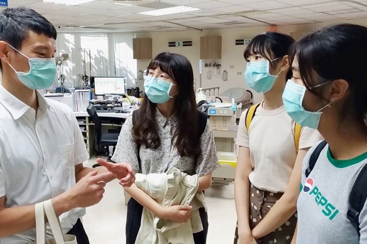 居家血尿病患送回部東醫院急診之後，陽明交通大學3位見習生圍著現場進行居家醫療的家醫科醫師林哲彬交換心得。