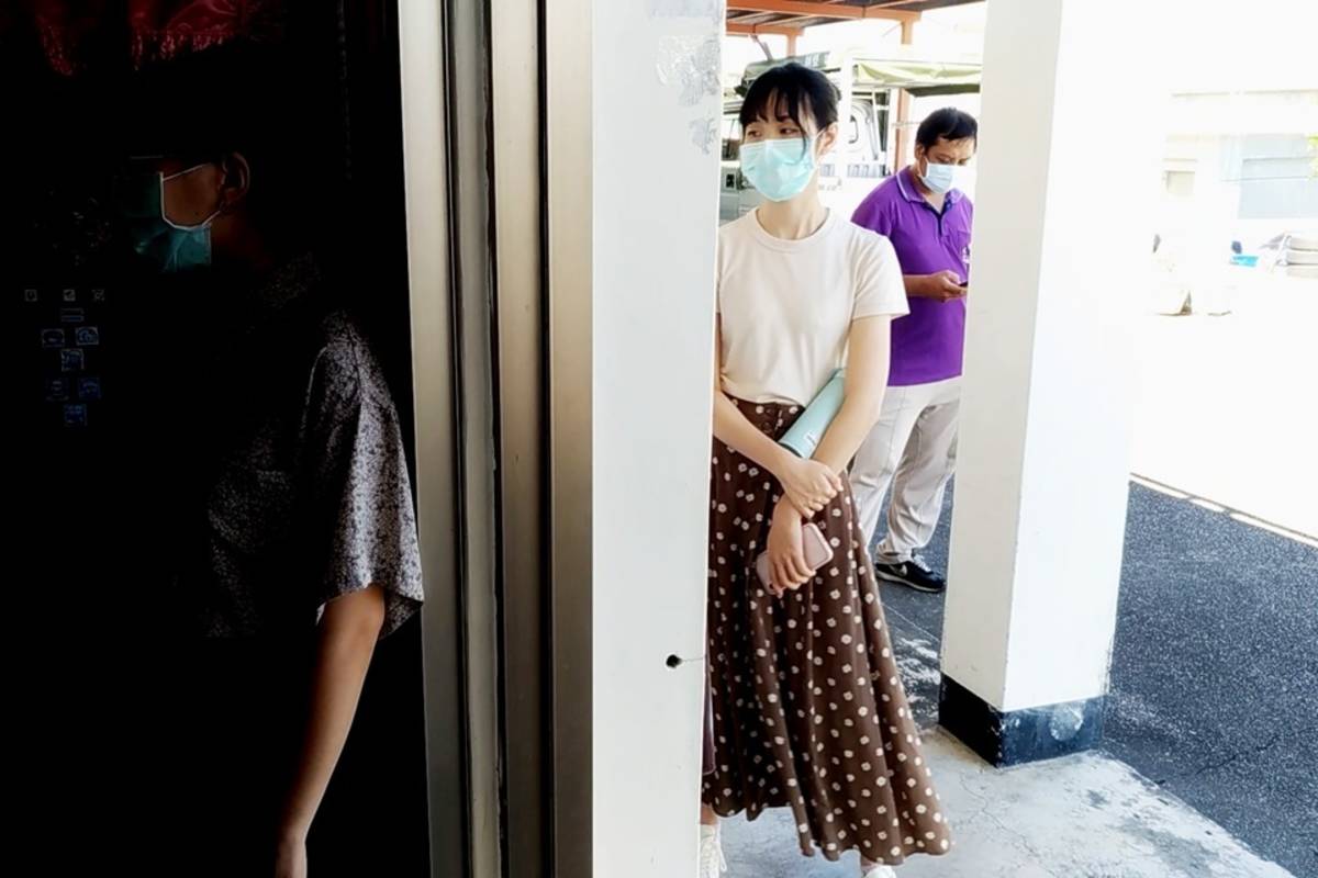 居家的血尿病患抬上擔架，陽明交通大學醫學院見習學生戴上庭(中)主動移到門邊讓出救護動線。