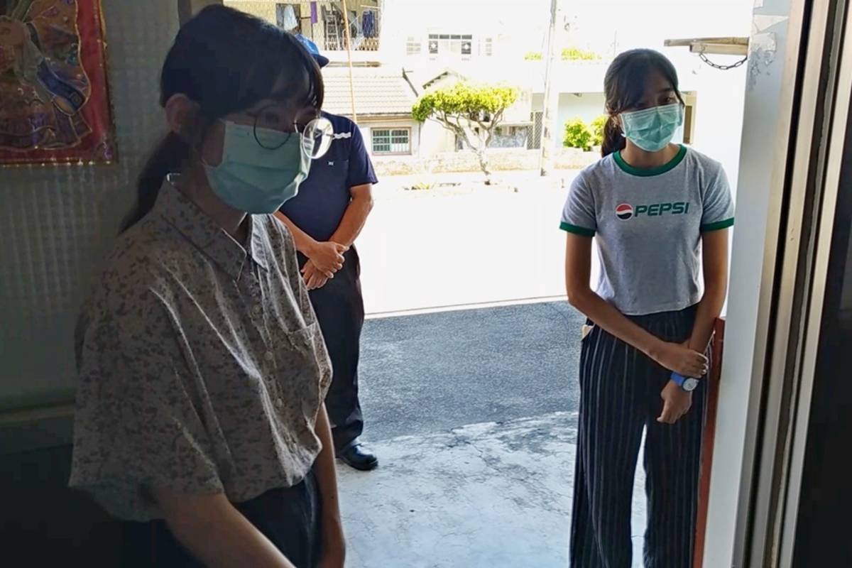 救護車和擔架出現在見習醫療現場，陽明交大醫學院邱妍僖(左)和護理學院陳心茹(右)冷靜觀察醫療救護過程。