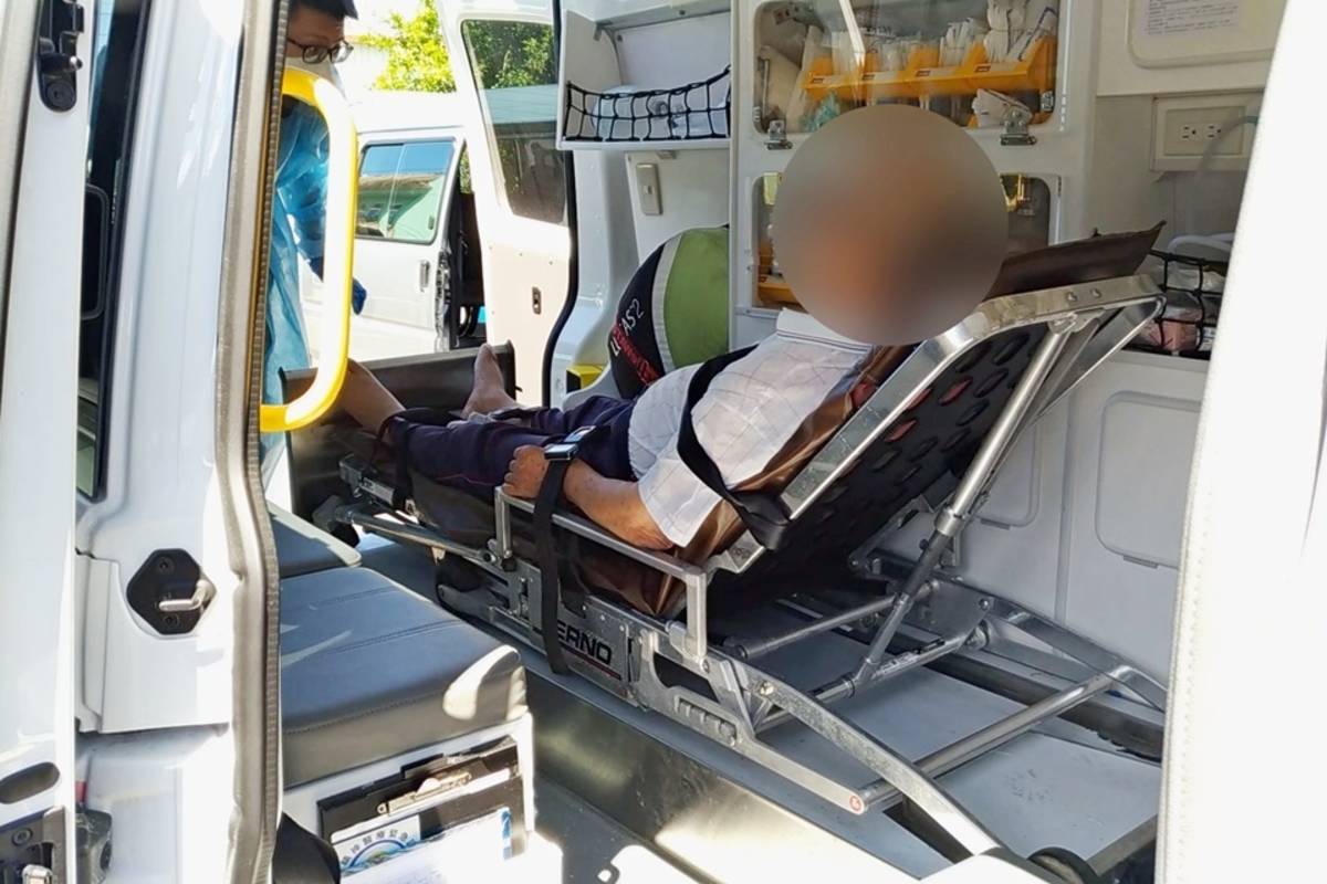 部東醫院醫護在進行居家照護時病患突然血尿，醫護當機立斷打119將病患送回該院急診處置。