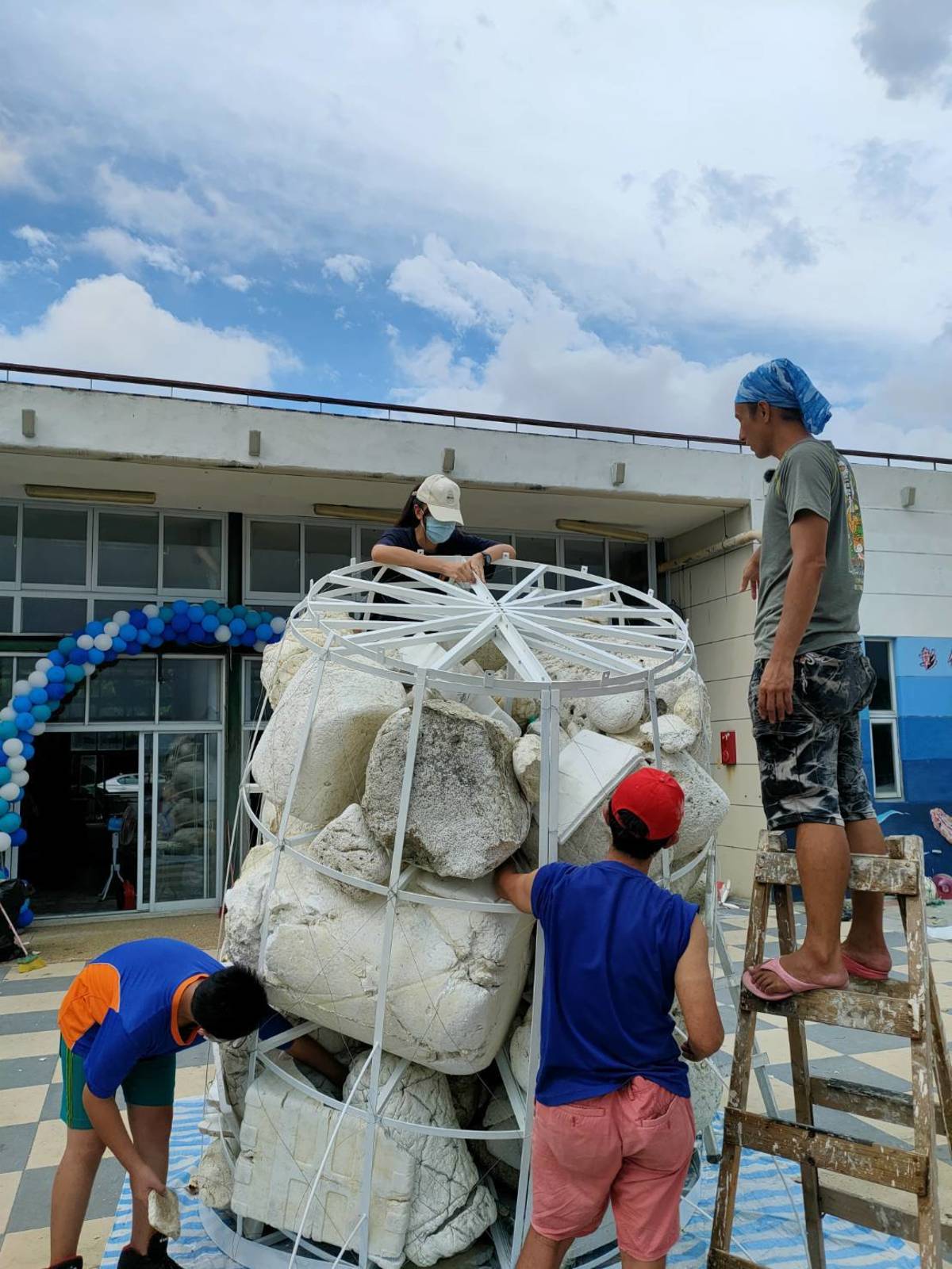 大型的白海豚地景藝術中塞滿了學生撿拾回來的海洋廢棄物(圖片來源：草湖國中提供)