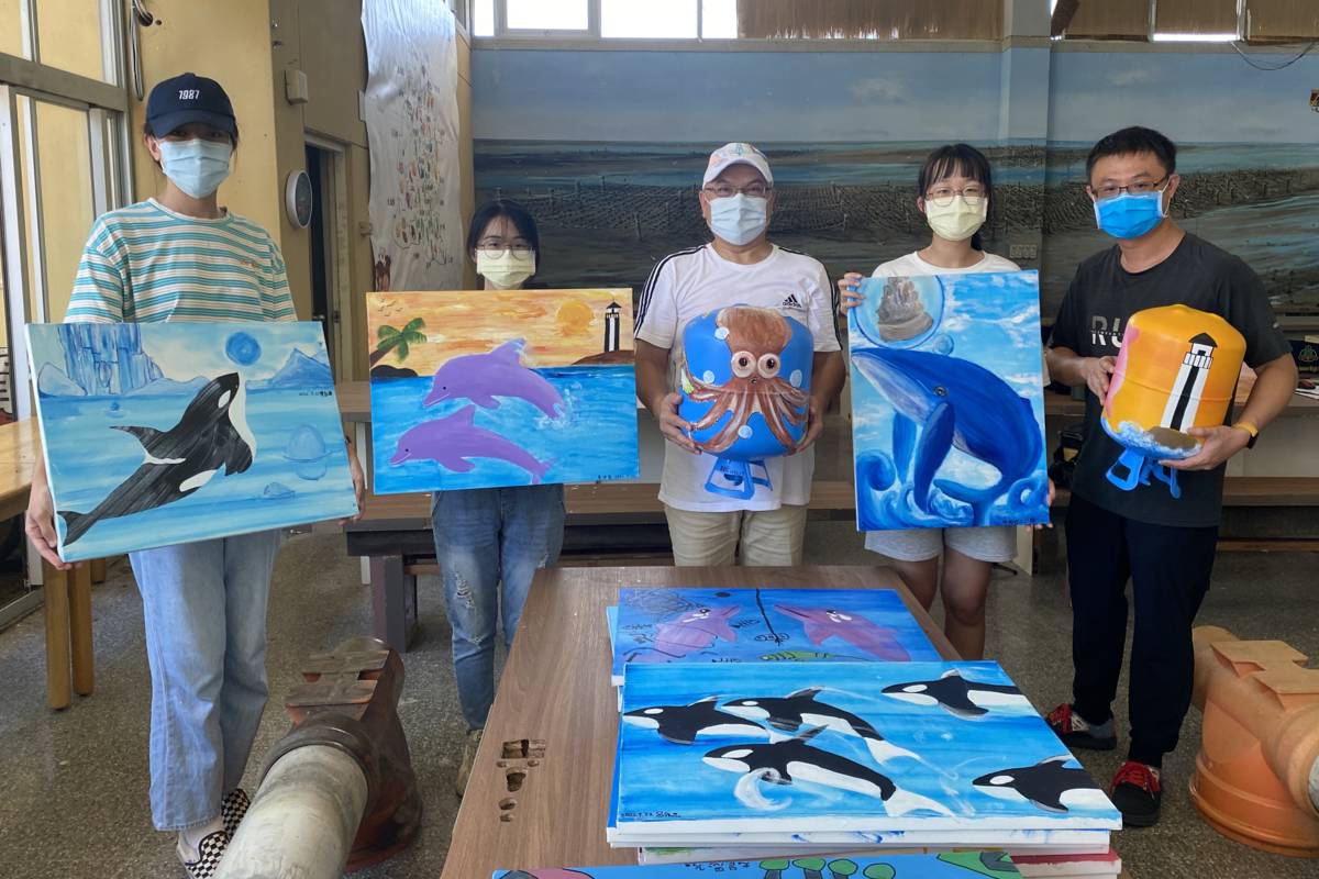 草湖國中學生用壓克力顏料畫出海洋生物表達關懷