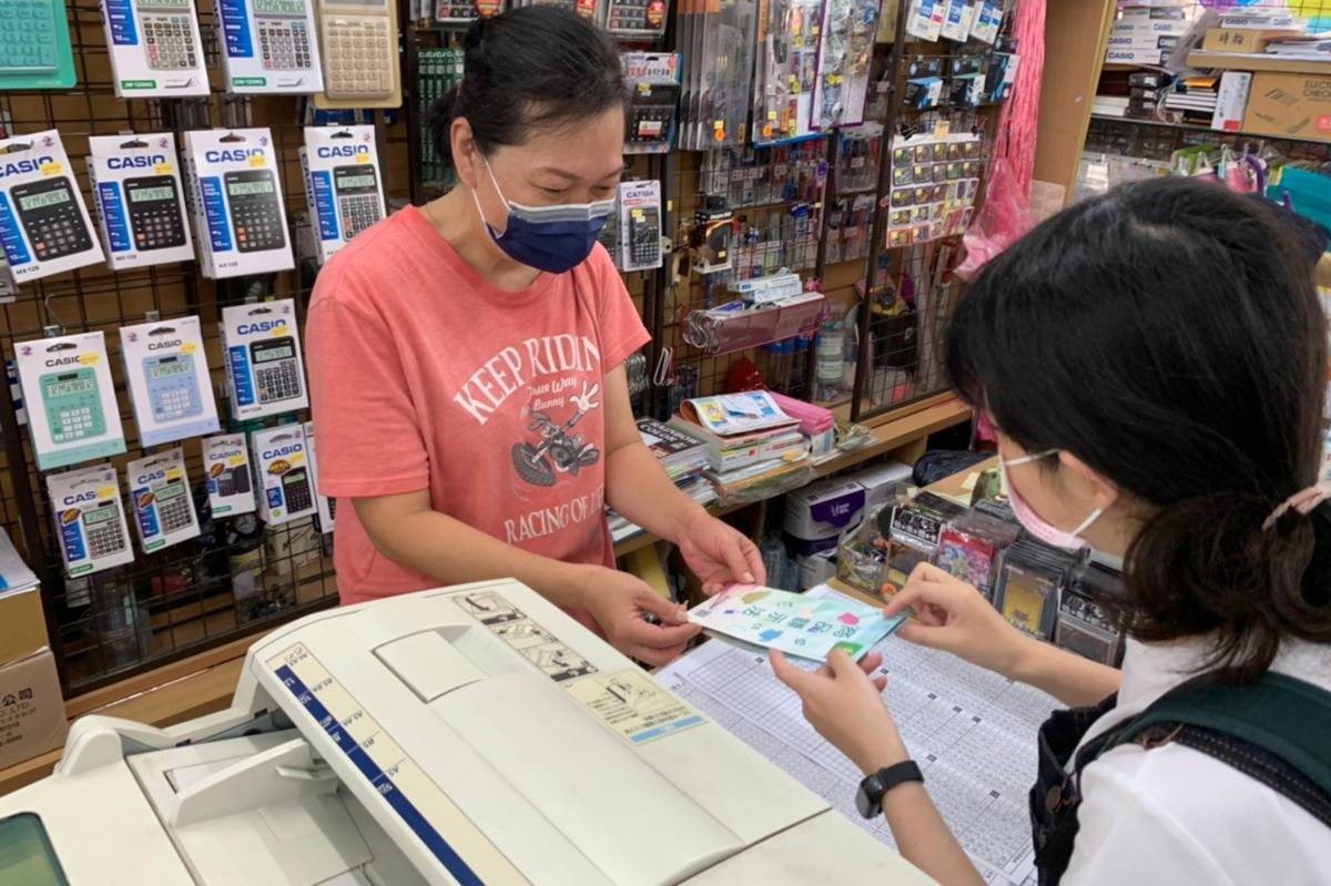 臺北市商業處近期抽驗學生上常用文具商品，並向業者宣導正確商品標示規定