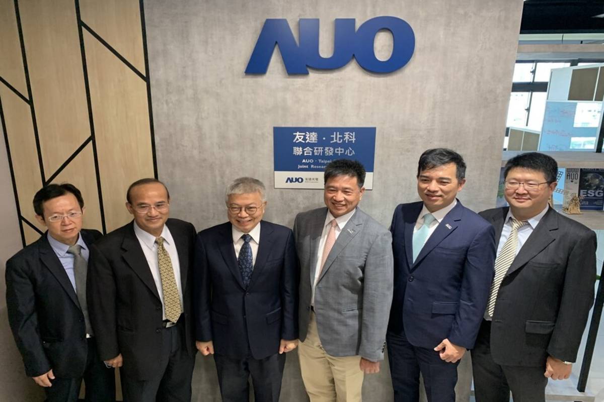 北科大校長王錫福(左3)、友達光電董事長暨執行長彭双浪(右3)、經濟部工業局局長連錦漳(左2)等來賓在「友達-北科聯合研發中心」合影