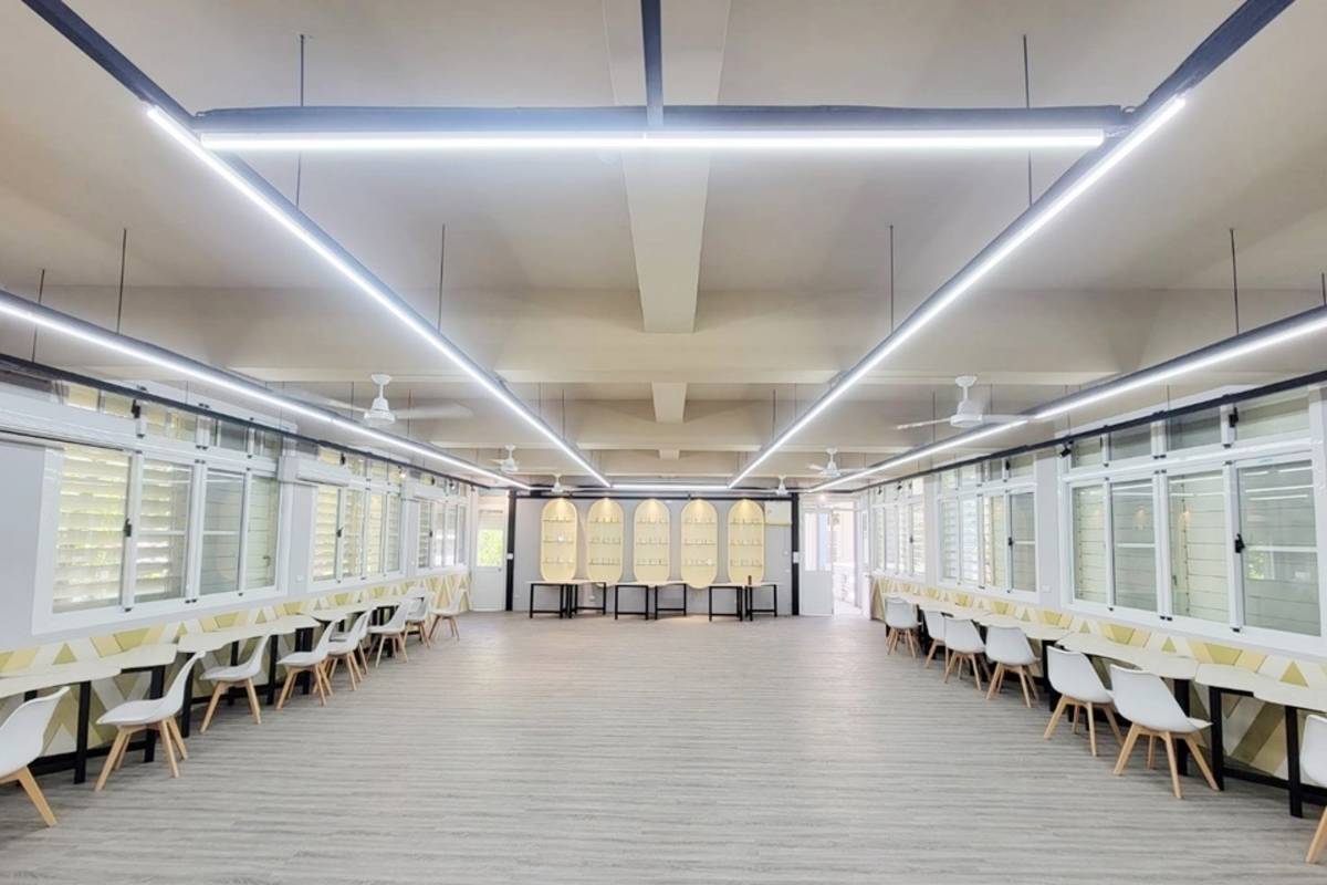 臺東縣長濱國小閒置空間搖身變成美學教室，設計簡雅、採光明亮。