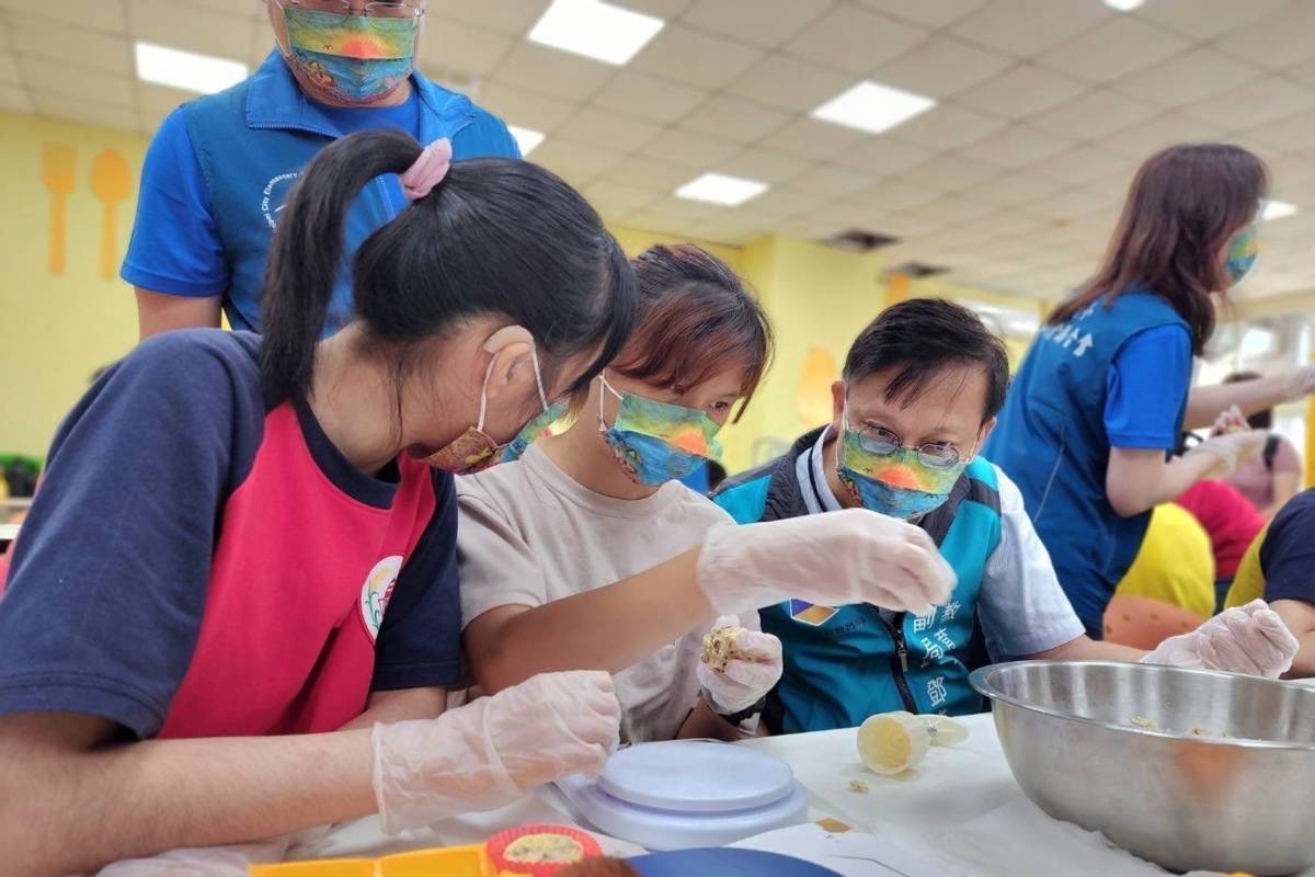 特教生親手製作綠豆糕要送給平宅住戶、社區老人及弱勢團體